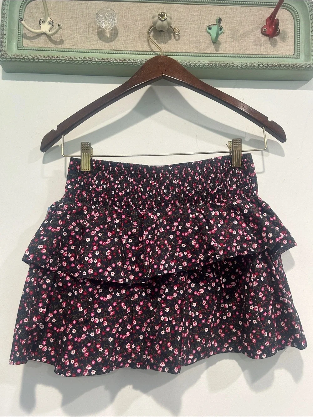 GAP Black Mini tiered ruffle mini skirt with Pink & White Floral Print large new
